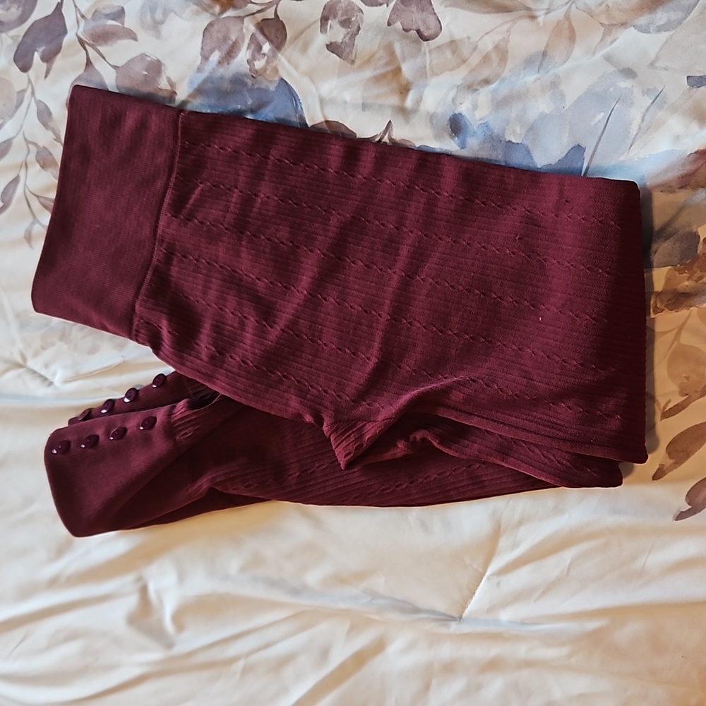 Maroon cable knit leggings